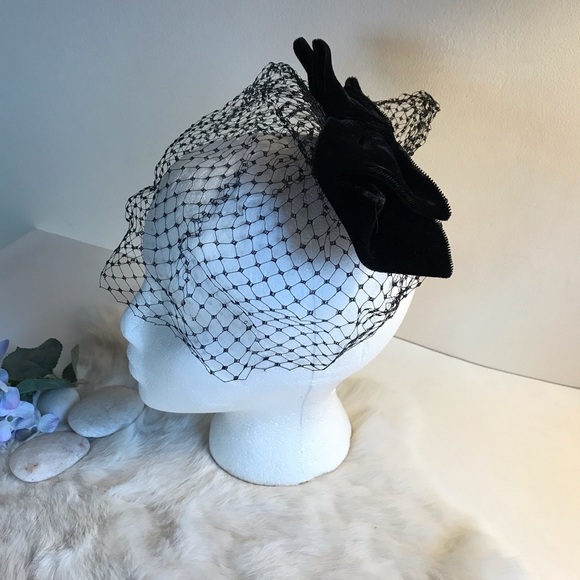 Vintage 1950s Black Velvet Bow Hat w Netting main image 7
